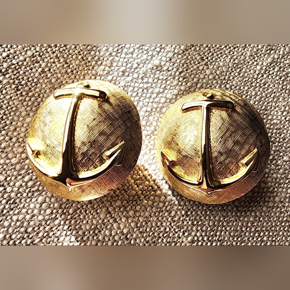 Vintage 1990s anchor earrings in goldtone. From the store Caren Charles. Clip